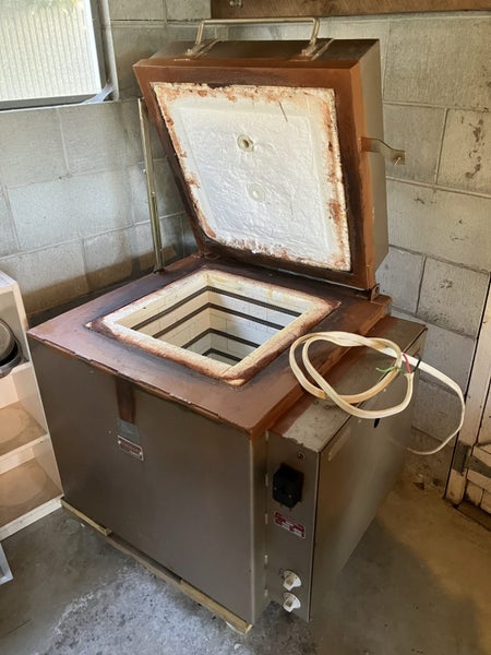 Kiln and pottery wheel Carousel 2