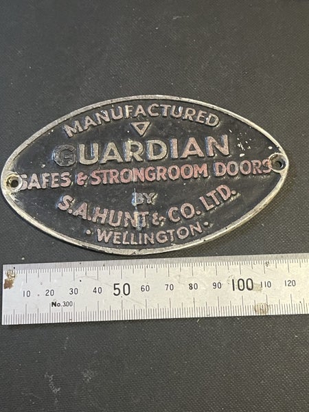 VINTAGE NAME PLATE FOR GAURDIAN BRAND SAFE SA HUNT & Co LTD WELLINGTON Carousel 6