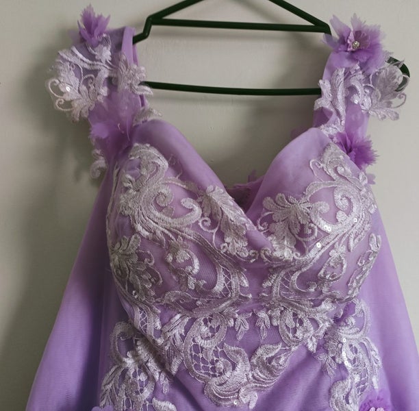 EXCLUSIVE STUNNING PURPLE BALL GOWN size 16 to 18 Carousel 2