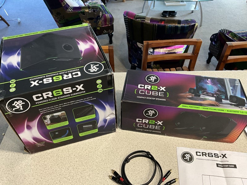 Room filling Mackie desktop speakers with sub woofer64142350706945111