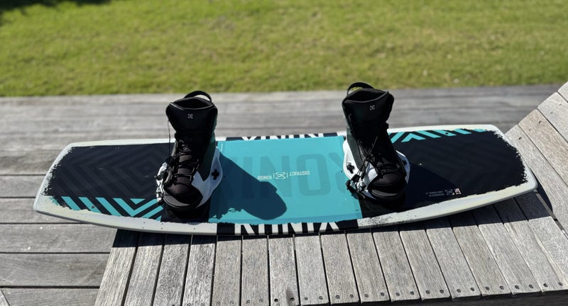 Ronix District Wakeboard & boots_bindings - like new!64142356245889110