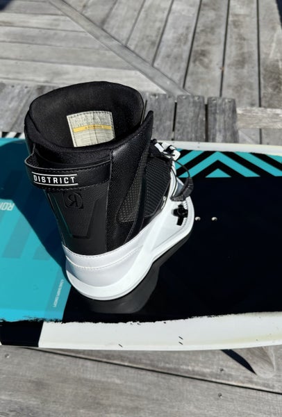 Ronix District Wakeboard & boots_bindings - like new!64142356245889111