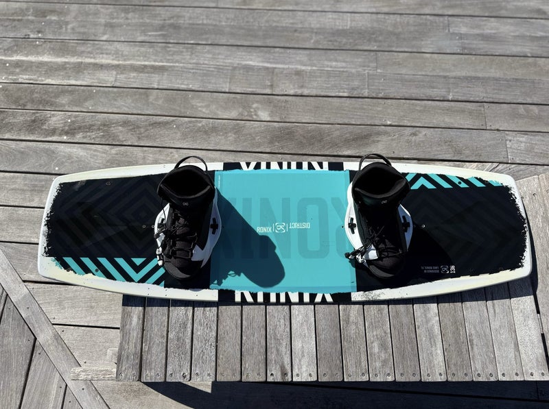 Ronix District Wakeboard & boots_bindings - like new!64142356245889112