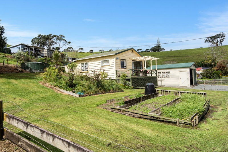 Quintessential Kiwi Bach64208562438018113