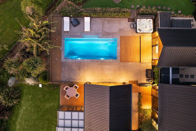 FLAIR TO SPARE - CINEMA, POOL HOUSE + EXTRAS64208562456323111