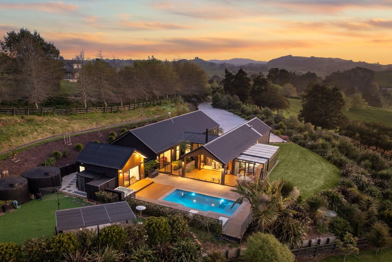 FLAIR TO SPARE - CINEMA, POOL HOUSE + EXTRAS64208562456323113