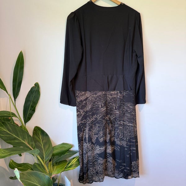 G.W.E V-Neck Midi Dress BlackBeige Landscape - Size 4XL Carousel 4