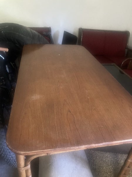 Table and chairs64143163500163110