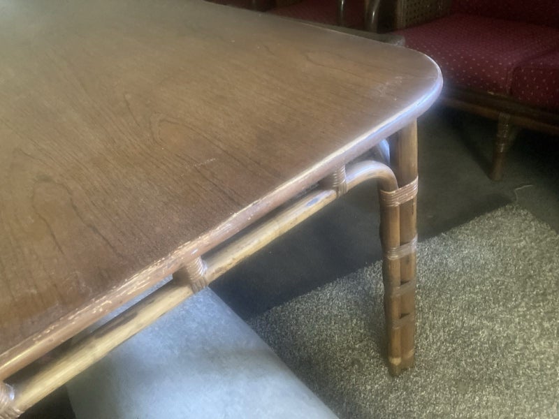 Table and chairs64143163500163111