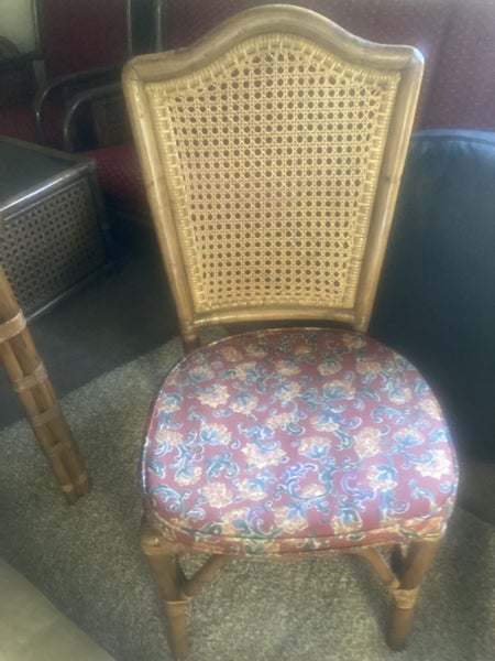 Table and chairs64143163500163112