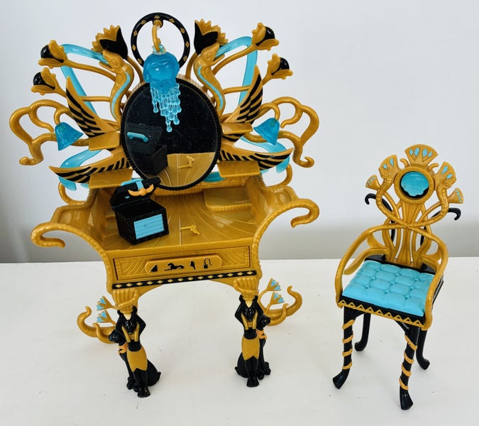 Monster High Cleo DE Nile Vanity Set Carousel 1