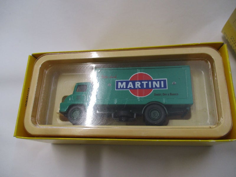 BR 8933 - LLedo VANGUARDS Model Car 1:64 -Ford Thames Trader Martini Van Carousel 4