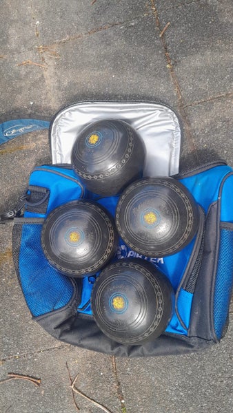 Fantastic set of four Henselite lawn bowls in styly padded carry bag. Cheap. Carousel 1