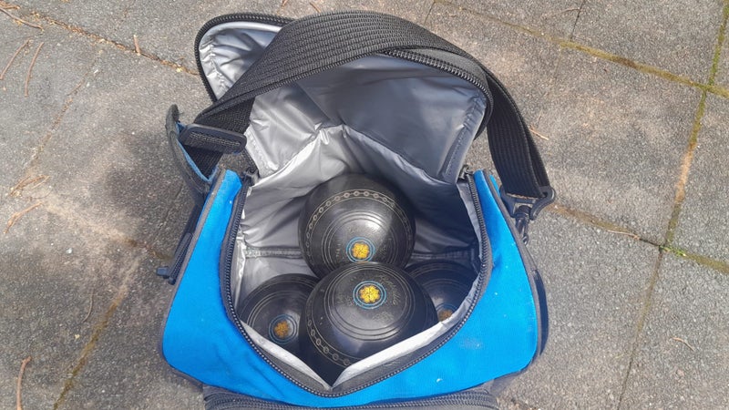Fantastic set of four Henselite lawn bowls in styly padded carry bag. Cheap. Carousel 7