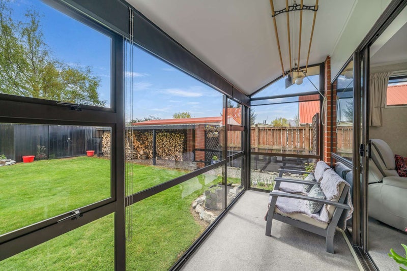 Beautifully Upgraded and Private!64187588161411113