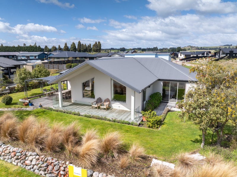 Modern Living with a View!64173095518593111