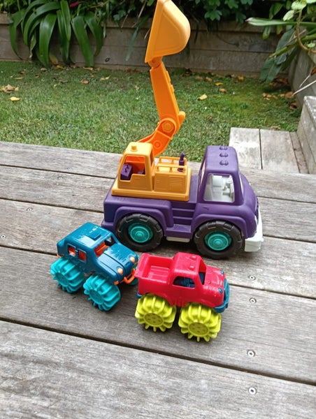 Battat Toys Wonder Wheels Excavator & 2 Monster Trucks Carousel 1