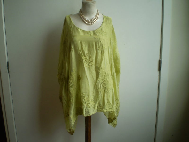 FRENCH DESIGNER PISTACHIO GREEN EMBROIDERED SILK KIMONO STYLE TOP 18/20 Carousel 1