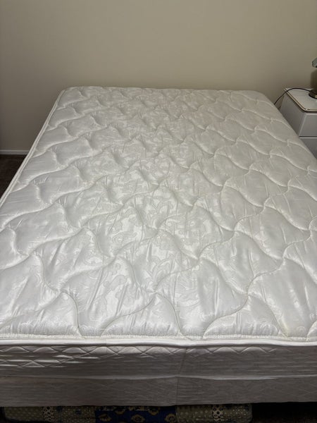 Dunlop queen sized bed. Like New Condition64194548047747111