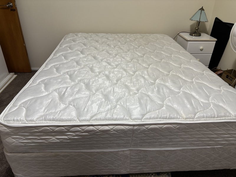 Dunlop queen sized bed. Like New Condition64194548047747110