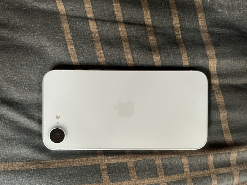 iPhone 16e 128gb in excellent used condition64196096095107111