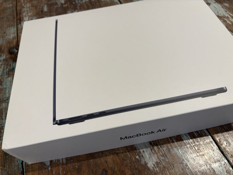 Apple MacBook Air M2 14" - Max Spec - Mint Condition64197988808195113