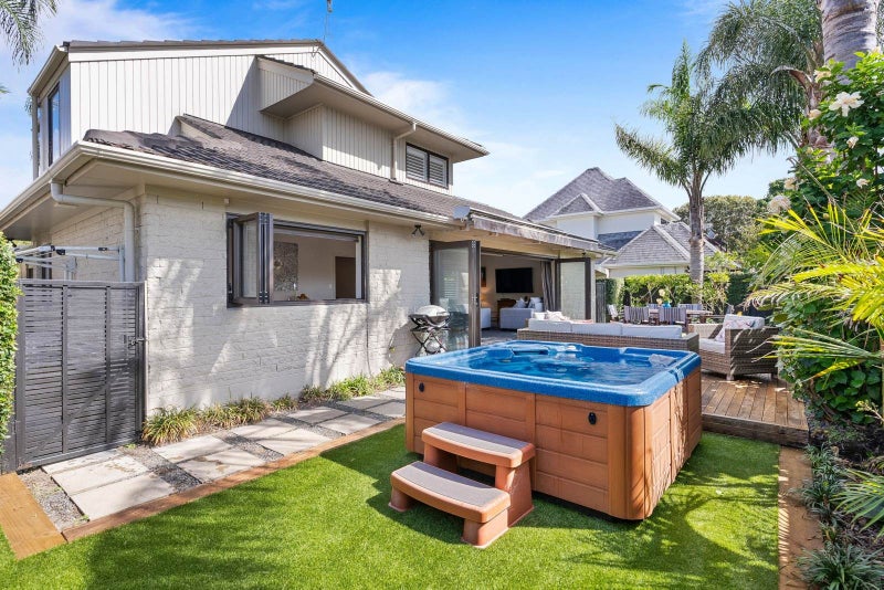 Downsizers' Retreat! Level Walk to Beach!64201468793859112