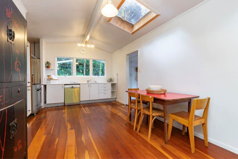 Entry-Level Piha Retreat - Walk to the Beach64204326609155113