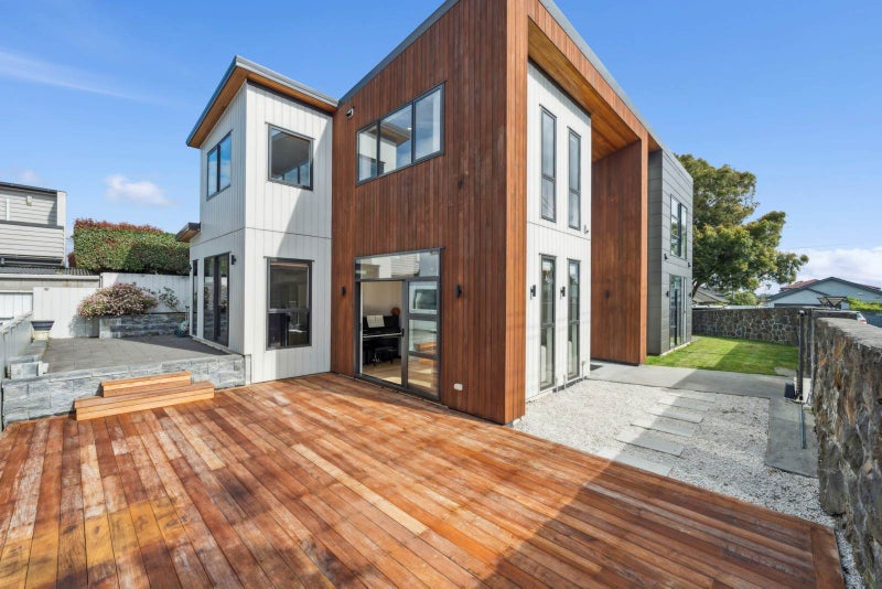 AS NEW HOME WALK TO THE PARK!64204555963651112