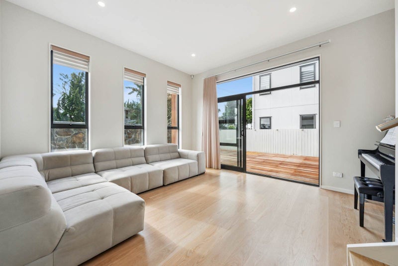 AS NEW HOME WALK TO THE PARK!64204555963651113