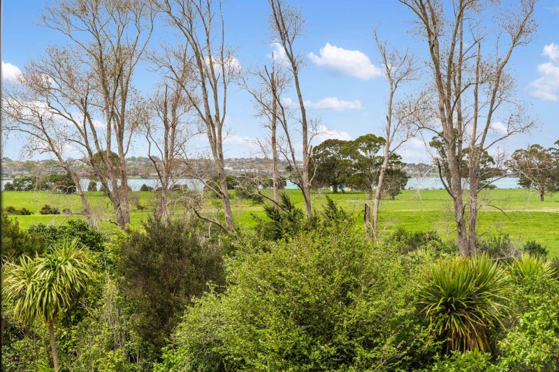 Reserve Front Family Home With Sea Views!64206405583875112