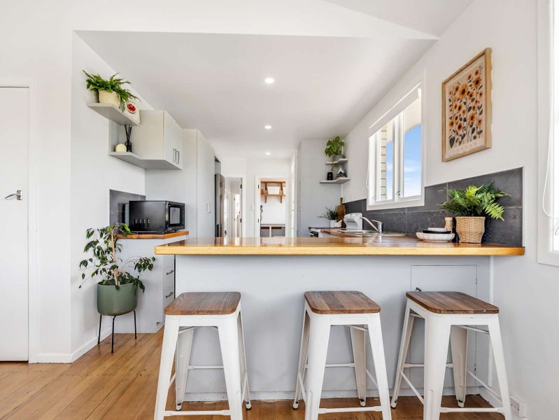 Character, Sunshine & Location!64287956694145113