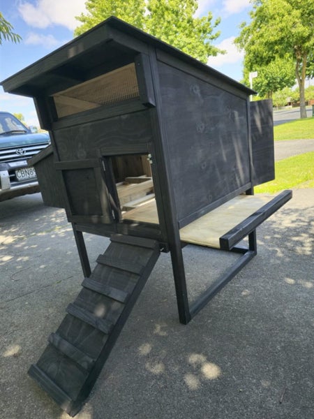 CHICKEN COOP Carousel 1