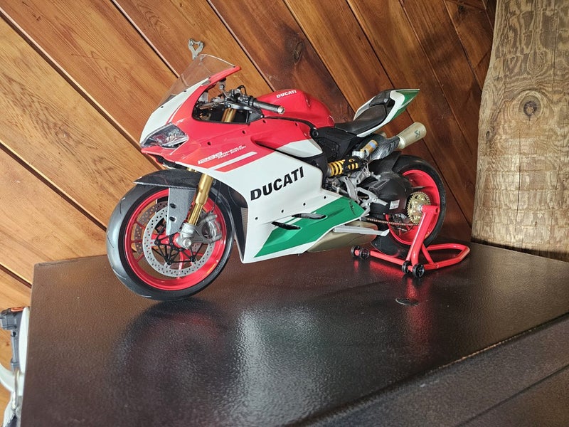 Pocher 1/4 ducati 1299 limited Carousel 1