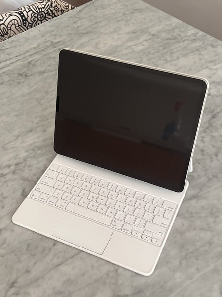 Apple iPad Pro 12.9” (Wi-Fi 256GB Silver) + Magic Keyboard (White) Carousel 1