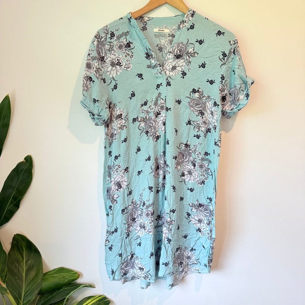 Resort Size M Light Blue Floral Dress Carousel 1