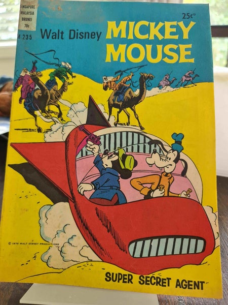 Walt Disney book 1976 publish in Australia vg plus Carousel 1