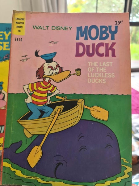 Walt Disney book 1975 publish in Australia vg plus Carousel 1