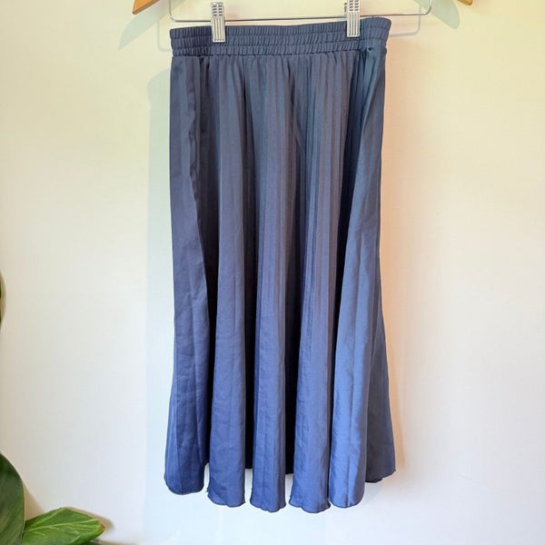 H&M Size 8 Navy Blue Pleated Midi Skirt Carousel 1