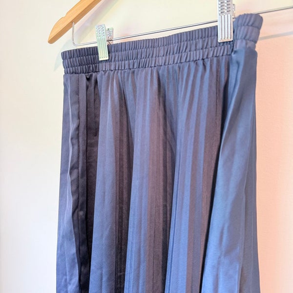 H&M Size 8 Navy Blue Pleated Midi Skirt Carousel 2