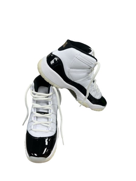 AIR JORDAN SHOES PAIR 11 RETRO Carousel 2