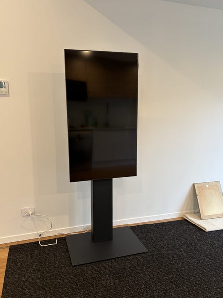 Samsung 50" 4K Smart TV + Koford KS-002 Kiosk Floor Stand — As-New (used once)64228440785409111