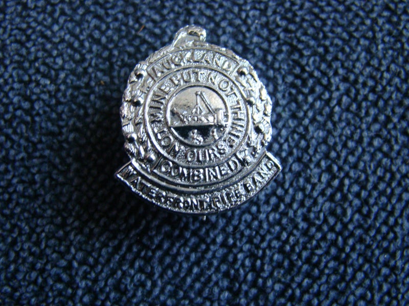 VINTAGE N.Z AUCKLAND COMBINED WATERFRONT PIPE BAND LAPEL BADGE Carousel 1