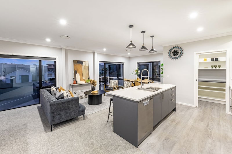 Modern Family Perfection - AUCTION!64237360386049112