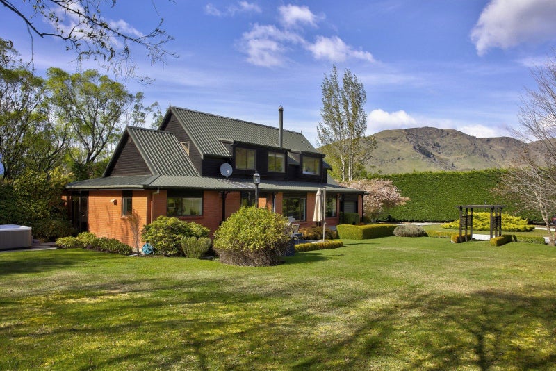 Dalefield homestead in a garden64238227551105111