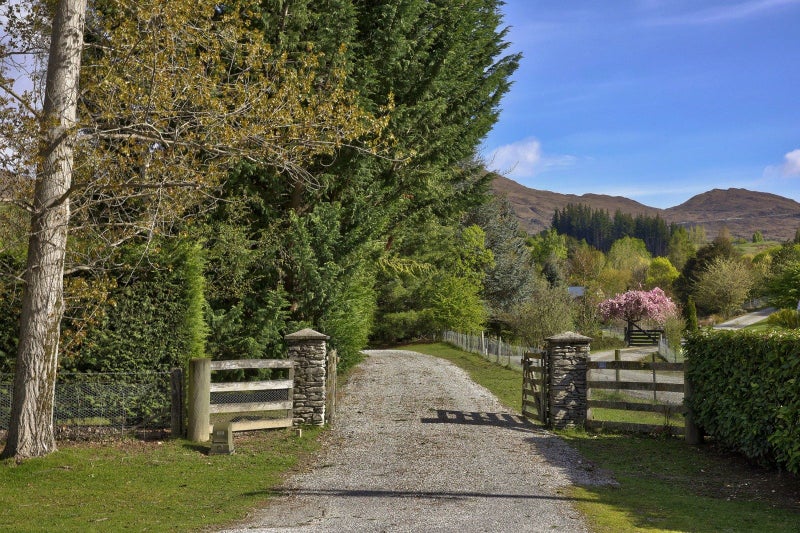 Dalefield homestead in a garden64238227551105112