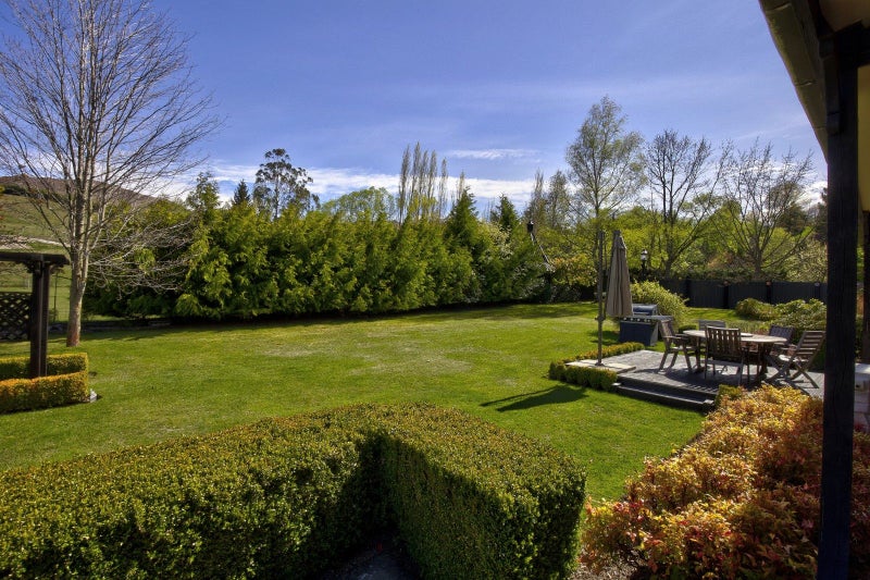 Dalefield homestead in a garden64238227551105113