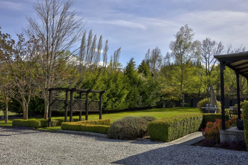 Dalefield homestead in a garden64238227551105114