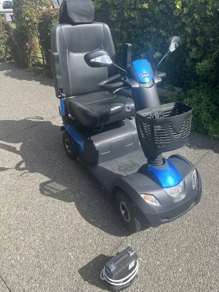 Mobility scooter: Invacare Comet Ultra Carousel 1