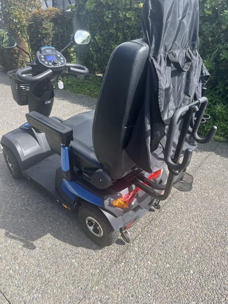 Mobility scooter: Invacare Comet Ultra Carousel 2